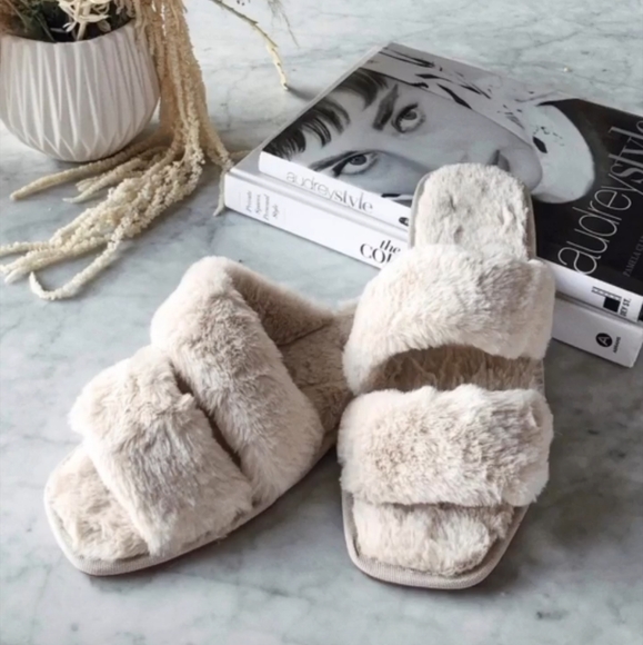 Shoes - 🚨The Comfy Collection//oatmeal fur Slides